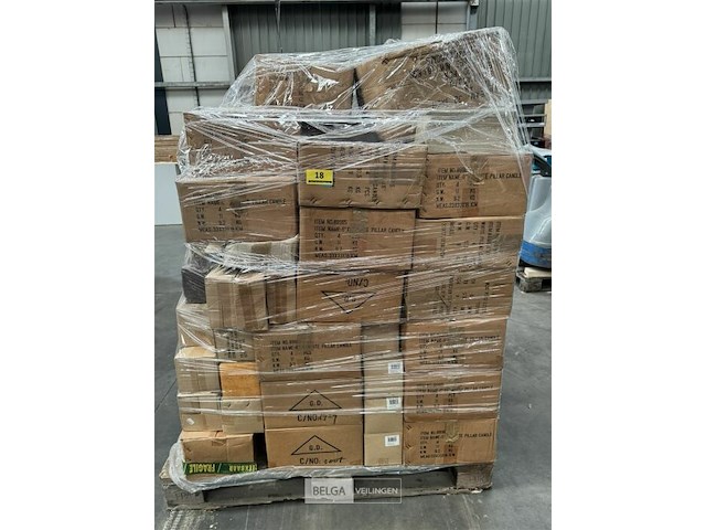 Pallet met inhoud diverse soorten en modellen kaarsen - afbeelding 1 van  7