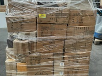 Pallet met inhoud diverse soorten en modellen kaarsen