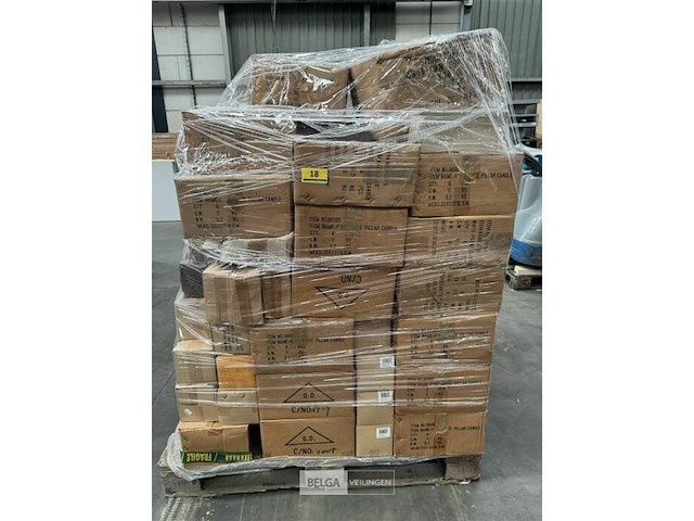 Pallet met inhoud diverse soorten en modellen kaarsen - afbeelding 2 van  7