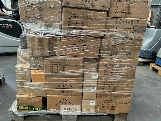 Pallet met inhoud diverse soorten en modellen kaarsen - afbeelding 3 van  7