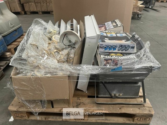 Pallet met inhoud diverse verliochting - afbeelding 1 van  7