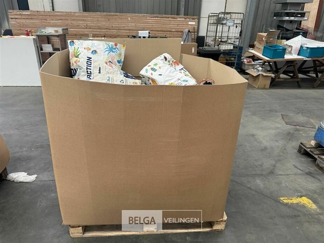 Pallet met inhoud ongecontroleerde goederen - afbeelding 1 van  8