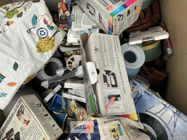 Pallet met inhoud ongecontroleerde goederen - afbeelding 5 van  8