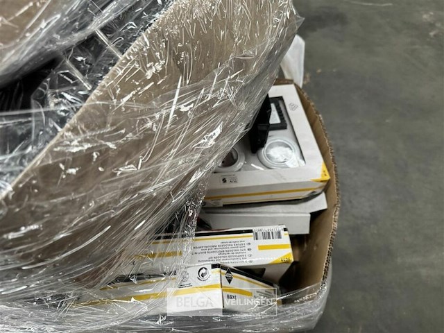 Pallet met inhoud ongecontroleerde goederen - afbeelding 3 van  6