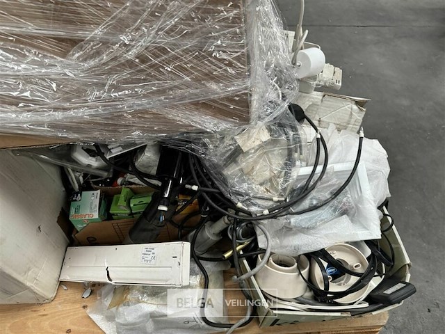 Pallet met inhoud ongecontroleerde goederen - afbeelding 4 van  6