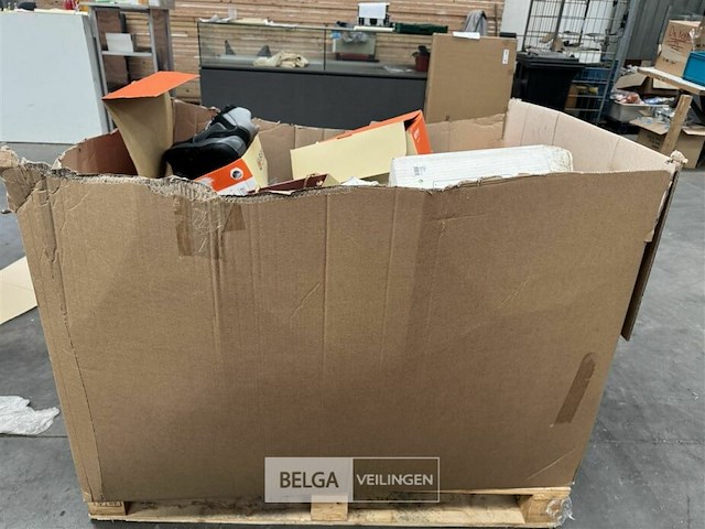 Pallet met inhoud ongecontroleerde goederen - afbeelding 2 van  8