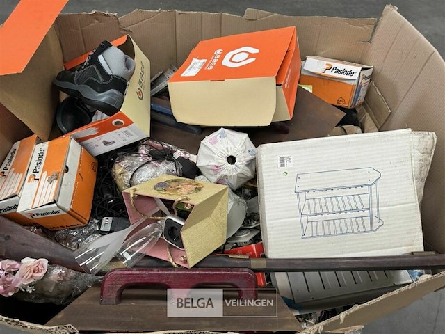 Pallet met inhoud ongecontroleerde goederen - afbeelding 3 van  8