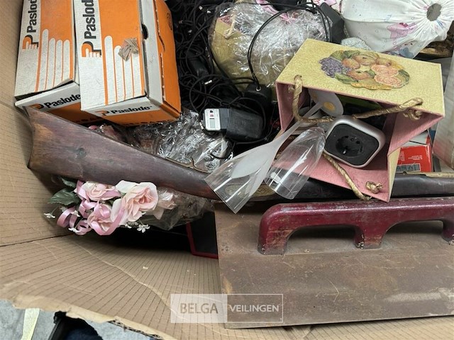 Pallet met inhoud ongecontroleerde goederen - afbeelding 5 van  8