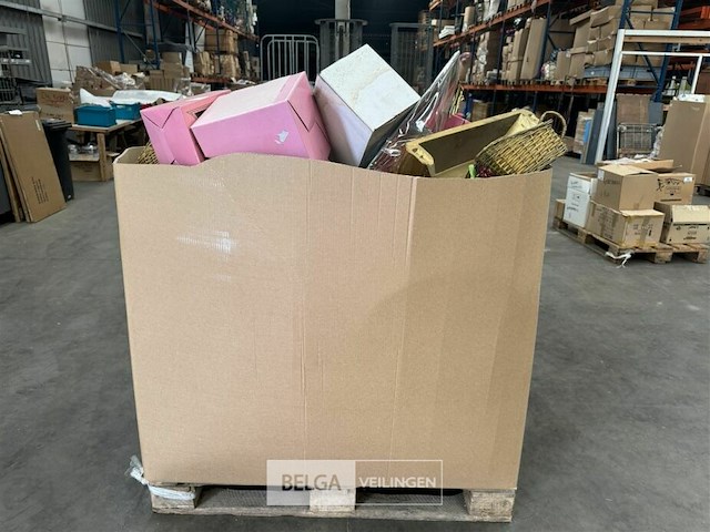 Pallet met inhoud ongecontroleerde goederen - afbeelding 1 van  8