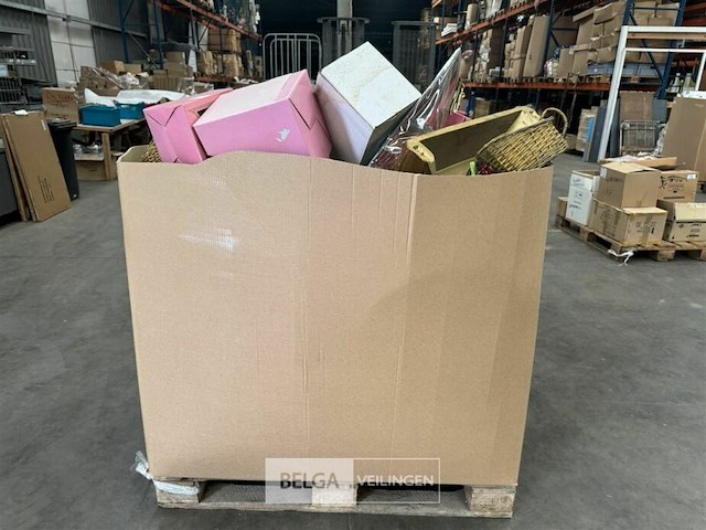 Pallet met inhoud ongecontroleerde goederen - afbeelding 2 van  8