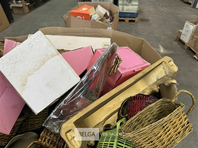 Pallet met inhoud ongecontroleerde goederen - afbeelding 3 van  8