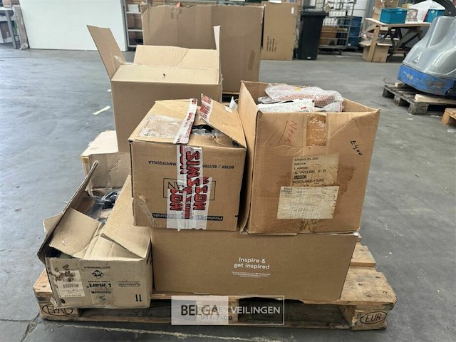 Pallet met inhoud ongecontroleerde goederen - afbeelding 1 van  9