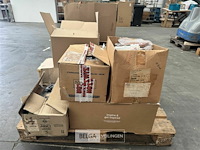 Pallet met inhoud ongecontroleerde goederen - afbeelding 2 van  9