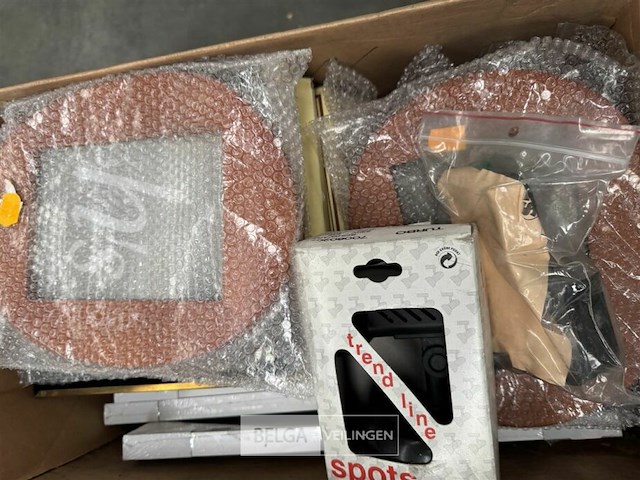 Pallet met inhoud ongecontroleerde goederen - afbeelding 3 van  9