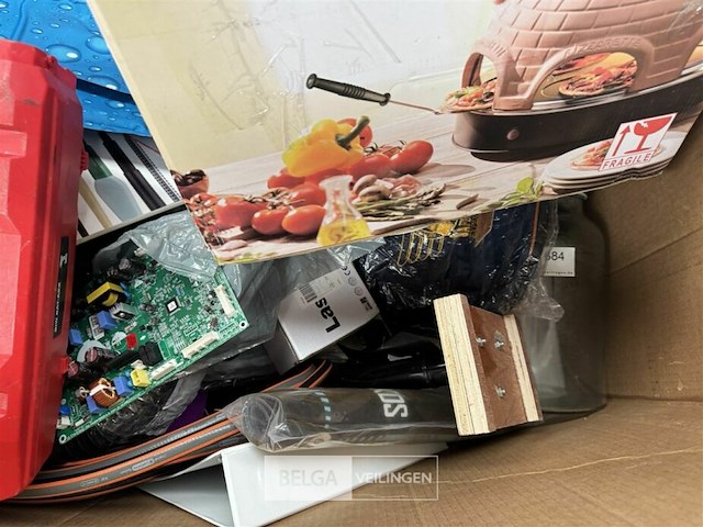 Pallet met inhoud ongecontroleerde retour goederen - afbeelding 6 van  6