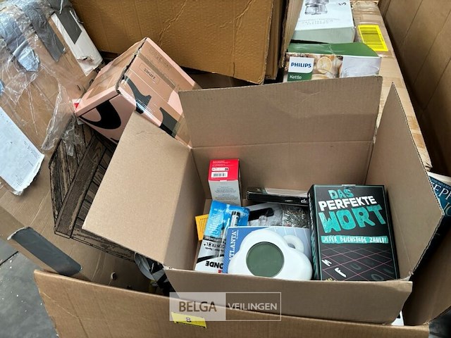 Pallet met inhoud ongecontroleerde retour goederen - afbeelding 3 van  9
