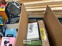 Pallet met inhoud ongecontroleerde retour goederen - afbeelding 5 van  9
