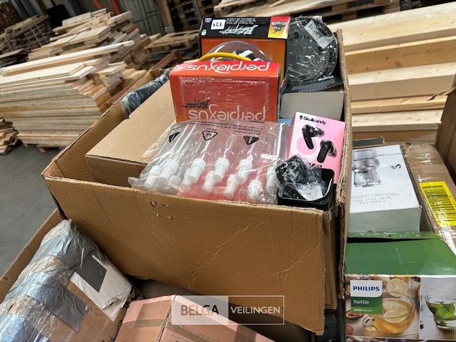 Pallet met inhoud ongecontroleerde retour goederen - afbeelding 6 van  9