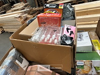 Pallet met inhoud ongecontroleerde retour goederen - afbeelding 6 van  9