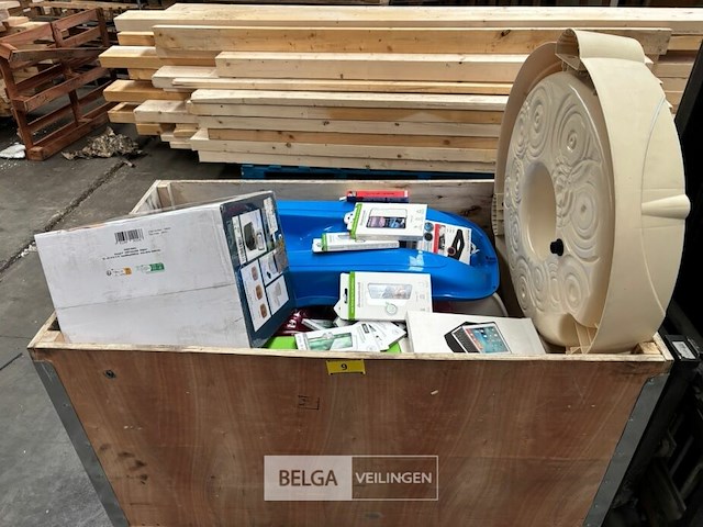 Pallet met inhoud ongecontroleerde retour goederen - afbeelding 1 van  6