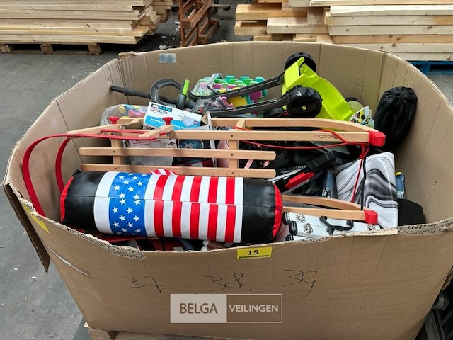 Pallet met inhoud ongecontroleerde retour goederen - afbeelding 2 van  7