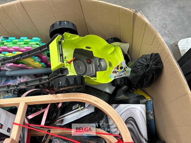 Pallet met inhoud ongecontroleerde retour goederen - afbeelding 6 van  7
