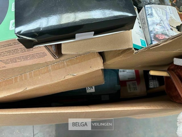 Pallet met inhoud ongecontroleerde retour goederen - afbeelding 5 van  6