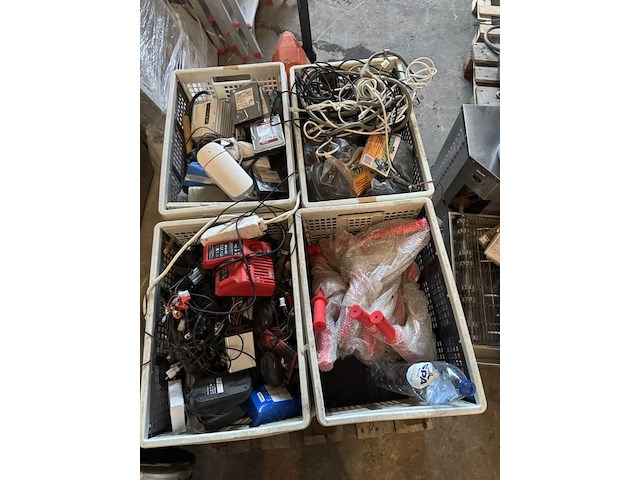 Pallet met inhoud - afbeelding 2 van  8