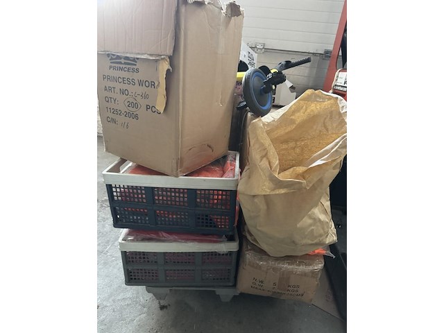 Pallet met inhoud - afbeelding 2 van  6