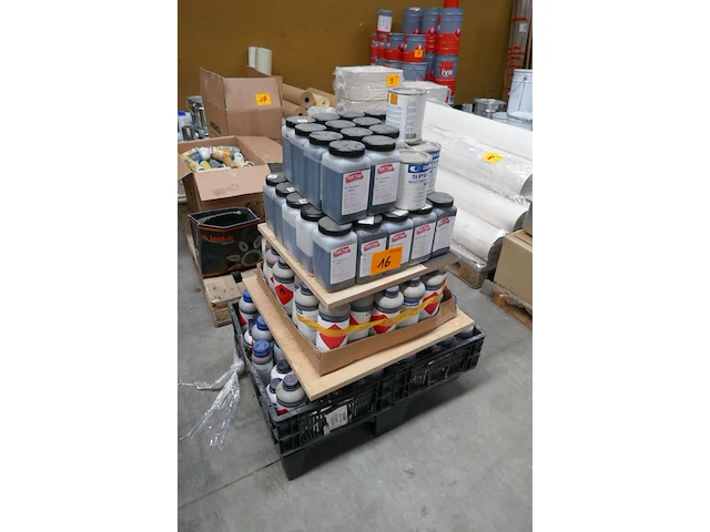 Pallet met kleurbeits - afbeelding 1 van  6