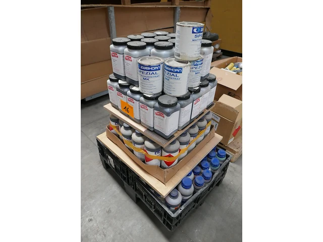 Pallet met kleurbeits - afbeelding 2 van  6