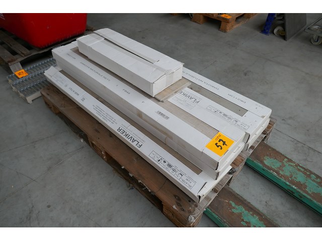 Pallet met laminaattegels en plinten - afbeelding 1 van  5