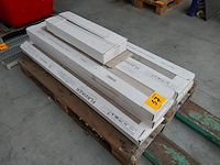 Pallet met laminaattegels en plinten - afbeelding 1 van  5