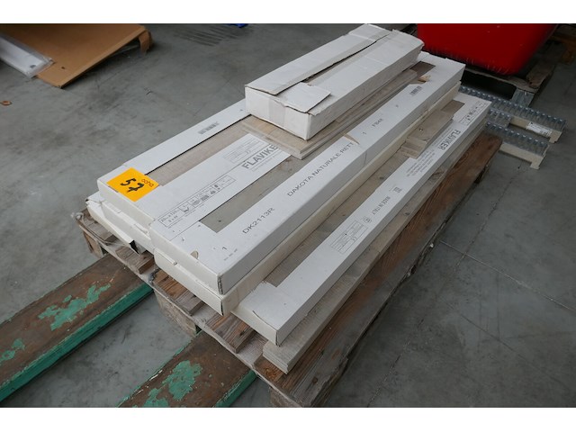 Pallet met laminaattegels en plinten - afbeelding 2 van  5