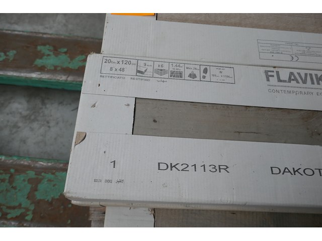 Pallet met laminaattegels en plinten - afbeelding 4 van  5