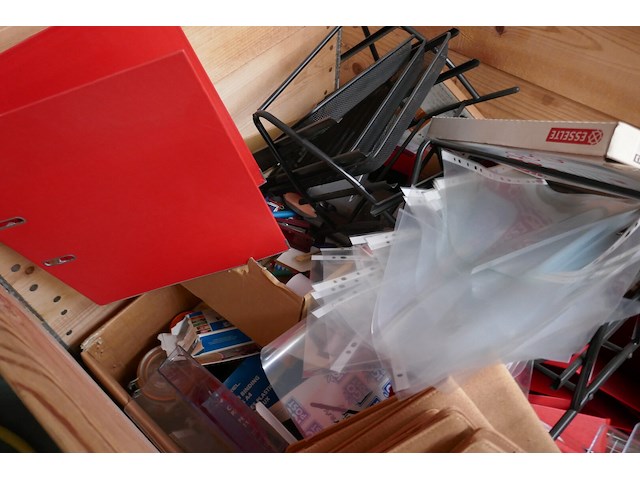 Pallet met opzetranden + inhoud deel 2 - afbeelding 3 van  5