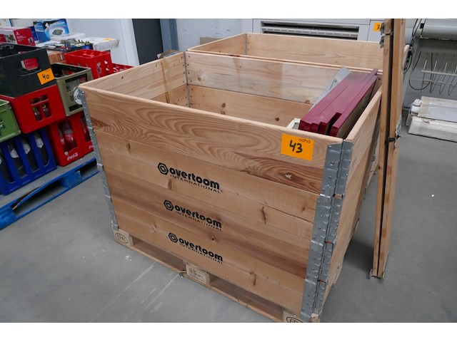 Pallet met opzetranden + mooi lot kaders - afbeelding 1 van  4