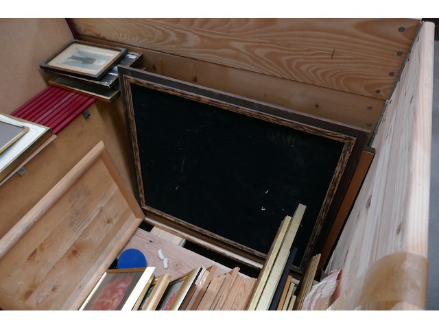 Pallet met opzetranden + mooi lot kaders - afbeelding 4 van  4