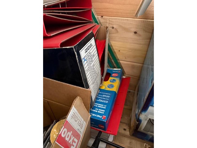 Pallet met opzetranden + zeer voorname partij bureelgerief - afbeelding 2 van  17