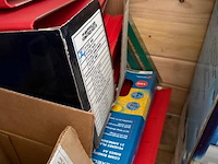 Pallet met opzetranden + zeer voorname partij bureelgerief - afbeelding 2 van  17