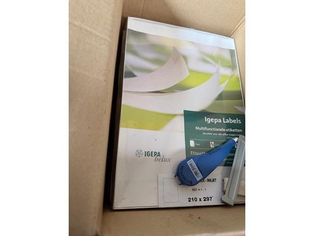 Pallet met opzetranden + zeer voorname partij bureelgerief - afbeelding 4 van  17