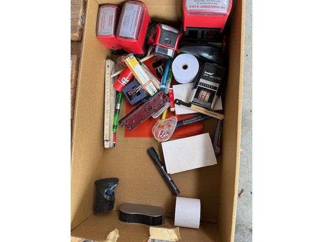 Pallet met opzetranden + zeer voorname partij bureelgerief - afbeelding 5 van  17