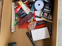 Pallet met opzetranden + zeer voorname partij bureelgerief - afbeelding 5 van  17