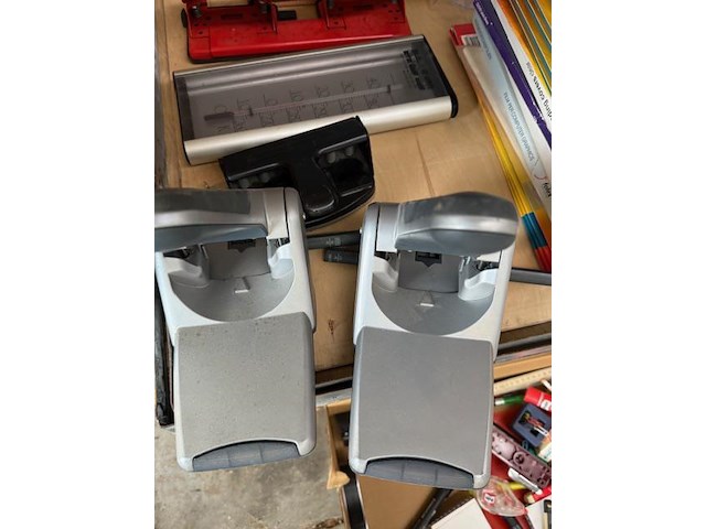 Pallet met opzetranden + zeer voorname partij bureelgerief - afbeelding 6 van  17