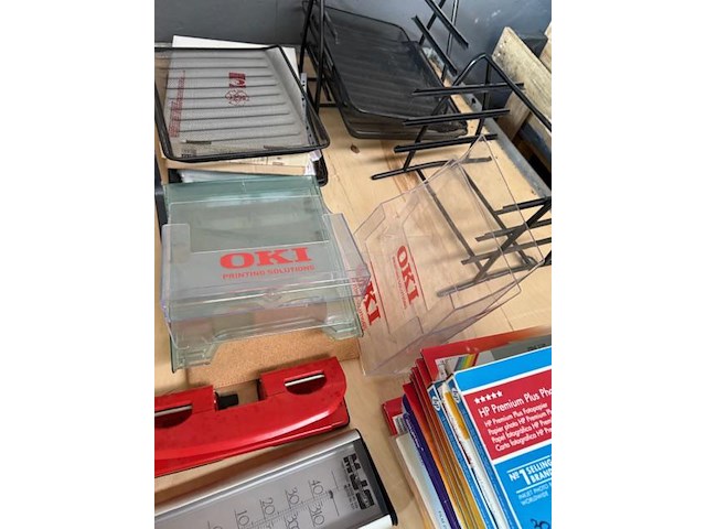 Pallet met opzetranden + zeer voorname partij bureelgerief - afbeelding 7 van  17