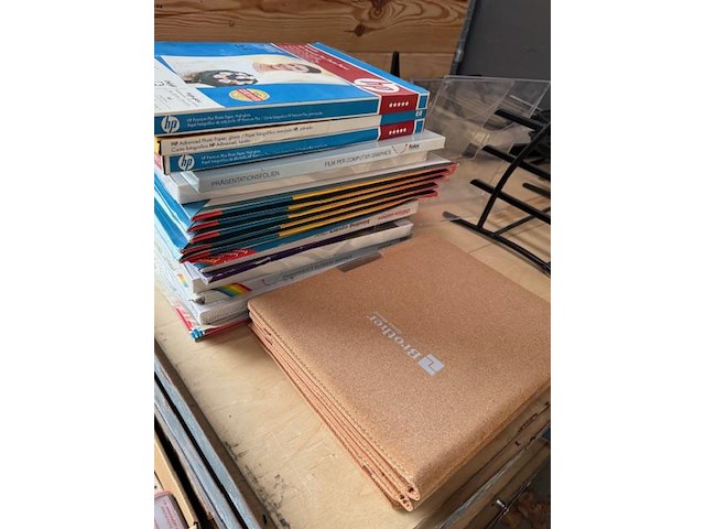 Pallet met opzetranden + zeer voorname partij bureelgerief - afbeelding 8 van  17