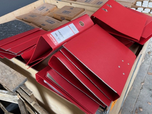 Pallet met opzetranden + zeer voorname partij bureelgerief - afbeelding 9 van  17