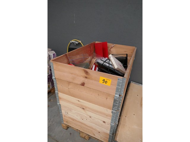 Pallet met opzetranden + zeer voorname partij bureelgerief - afbeelding 1 van  17