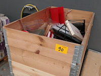 Pallet met opzetranden + zeer voorname partij bureelgerief - afbeelding 1 van  17