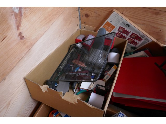 Pallet met opzetranden + zeer voorname partij bureelgerief - afbeelding 12 van  17